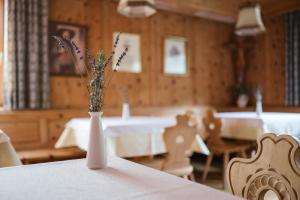 Reštaurácia alebo iné gastronomické zariadenie v ubytovaní Hotel Bauhof
