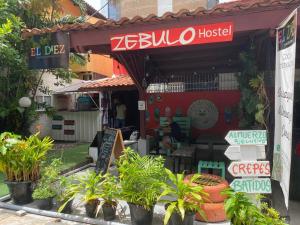Ein Zertifikat, Auszeichnung, Logo oder anderes Dokument, das in der Unterkunft Zebulo Hostel ausgestellt ist