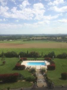 The swimming pool at or close to Château de Montbrault