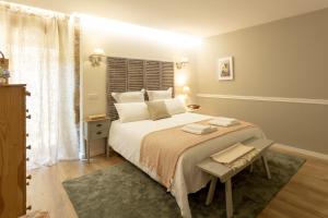 Un dormitorio con una cama grande y una ventana en Casa Tarrio - Casa Privada com 3 Quartos e Piscina en Braga