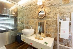 Ένα μπάνιο στο Casa Tarrio - Casa Privada com 3 Quartos e Piscina +39 φωτογραφίες