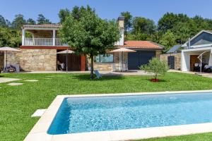 una piscina en el patio de una casa en Casa Tarrio - Casa Privada com 3 Quartos e Piscina en Braga