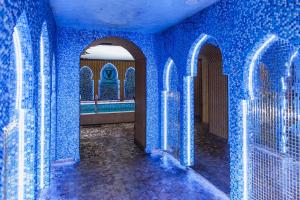 ein blauer Raum mit einem Swimmingpool darin in der Unterkunft Viktoriya Family Hotel Restaurant complex in Kiew