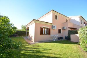 a view of a house with a yard at Appartamenti Airone in San Teodoro