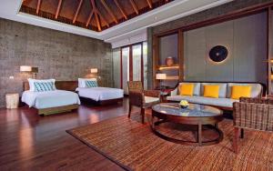 uma sala de estar com um sofá e uma mesa em InterContinental Bali Sanur Resort, an IHG Hotel em Sanur