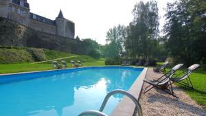 Bazén v ubytování Glamping Chateau de La Chapelle nebo v jeho okolí + 18 fotografií