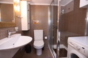 Un baño con inodoro, lavabo y ducha. en K-Home villa, your enchanting getaway, en Pefkohori 62 fotos más