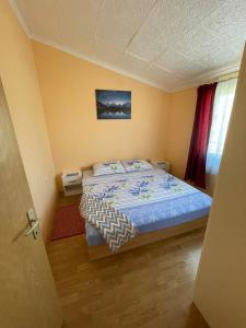 - une chambre avec un lit et une couette bleue dans l'établissement Apartment Zdenka, à Vir