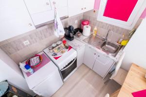 Kuchyň nebo kuchyňský kout v ubytování ΒΟΛΤΑΚΙ στην καρδια της Πρεβεζας + 23 fotografií