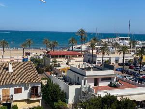 una vista aérea de una playa con casas y palmeras en Casa Dona, en Playa de Pobla de Farnals