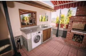 Il comprend une cuisine équipée d'un lave-linge et d'un évier. dans l'établissement Ak Nature Suites Villa, à Trabzon