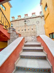 un escalier en face d'un bâtiment dans l'établissement Hotel Boutique Santo Cuervo, à Bernal