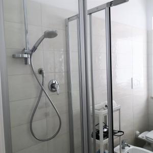 eine Dusche mit Glastür im Bad in der Unterkunft Grazioso Bilocale al mare in Marcelli
