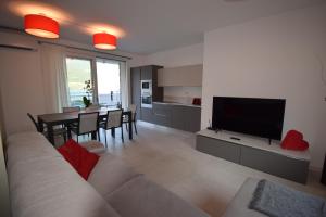 A television and/or entertainment centre at Appartamento Narciso - Facing lake Como Bellagio Wild Flowers