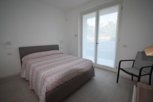 A bed or beds in a room at Appartamento Narciso - Facing lake Como Bellagio Wild Flowers