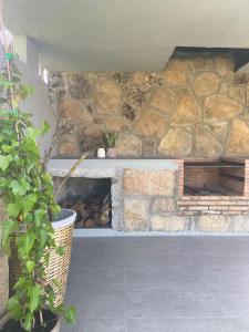 Eine Steinwand mit einerheblichen, materiell-materiell-materiell-materiellen in der Unterkunft La Finca de Aurora in San Rafael