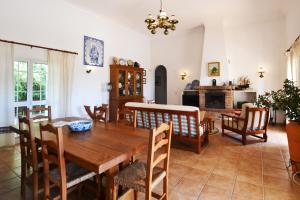 Un comedor con mesa y sillas de madera. en Villa Ligia by ALgest, en Portimão