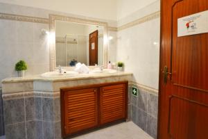 un baño con lavabo y espejo en Villa Ligia by ALgest, en Portimão 27 fotos más