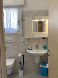 un baño con lavabo e inodoro en Villa Desy, en Riva del Garda 25 fotos más