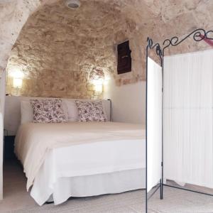 A bed or beds in a room at I Trulli Di Spinaruta