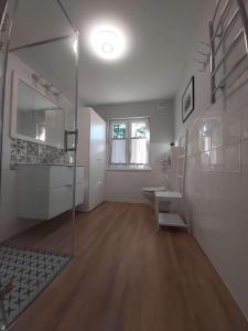 uma casa de banho com uma cabina de duche em vidro e um lavatório. em Chata Olimpijki em Karpacz