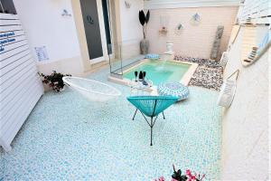 Vista sulla piscina di QuattroCuori Boutique Hotel & Spa o su una piscina nei dintorni