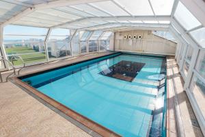 an overhead view of a swimming pool in a building at KAKTUS Hotel Kaktus Albir in Albir