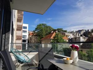 einen Balkon mit einem Tisch und Stadtblick in der Unterkunft Azura Residence - new luxury apartment in Belgrad