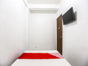 Un pat sau paturi într-o cameră la OYO 736 Jade Apartelle