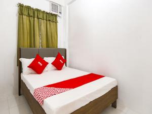 En eller flere senge i et værelse på OYO 736 Jade Apartelle