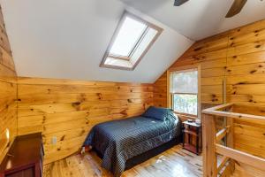 מיטה או מיטות בחדר ב-Ridge View Cottage