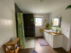 Una cocina o zona de cocina en Grimming View