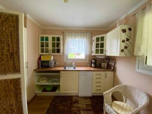 Una cocina o zona de cocina en Grimming View