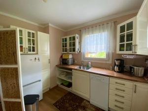 Una cocina o zona de cocina en Grimming View