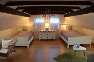 Un dormitorio con dos camas y una mesa. en Grimming View, en Niederöblarn