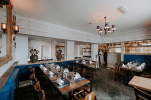 The Royal Oak tesisinde bir restoran veya yemek mekanı