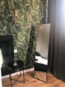 einen Spiegel und einen Tisch und einen Stuhl in einem Zimmer in der Unterkunft Business Center in Skierniewice
