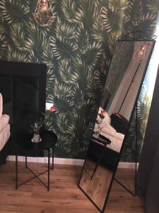 einen Spiegel und einen Stuhl in einem Zimmer mit Tapete in der Unterkunft Business Center in Skierniewice