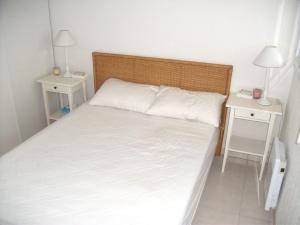 เตียงในห้องที่ Appartement 2 pièces proche centre et plage