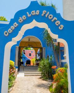 Hotel Casa de las Flores في بلايا ديل كارمن: مدخل ازرق لفندق فيه بيت ازرق