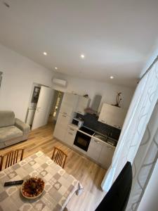 A kitchen or kitchenette at Alloggio al mare