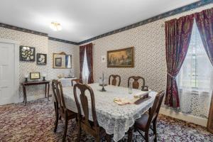 uma sala de jantar com mesa e cadeiras em Lizzie Borden House em Fall River