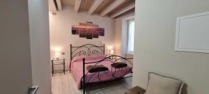 una camera con letto rosa di Ca' Giorgina Apartments 1 ad Arco