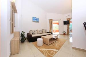 - un salon avec un canapé et une table basse dans l'établissement Apartment in Vir with sea view, terrace, air conditioning, Wi-Fi (4595-5), à Vir