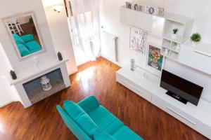 an overhead view of a living room with a couch and a television at Maison Contrari in Ferrara