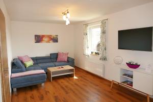 Una televisión o centro de entretenimiento en Ferienhaus Lungau Home