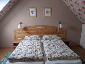 Llit o llits en una habitació de Rózsakert Vendégház