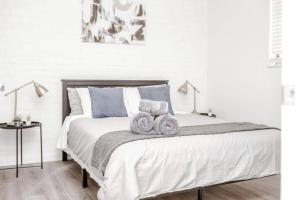 哥伦布Newly Renovated(6A) OSU/ExpoCenter Near EVERYTHING!的一间卧室，床上有一张带毛巾的床
