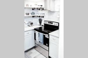 Newly Renovated(6A) OSU/ExpoCenter Near EVERYTHING!的厨房或小厨房