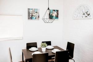 哥伦布Newly Renovated(6A) OSU/ExpoCenter Near EVERYTHING!的有桌子和椅子的餐厅